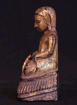 Antike Mönchsstatue aus Myanmar aus Holz, Seitenansicht im Profil mit geripptem Sockel
