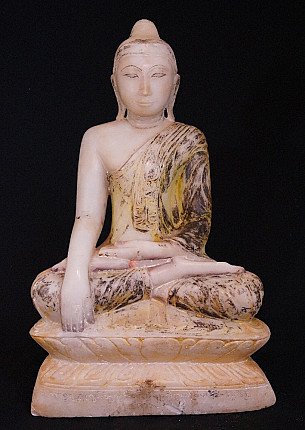 Marmeren Boeddhabeeld uit Birma, zittend in bhumisparsha mudra, vooraanzicht op lotusvoet