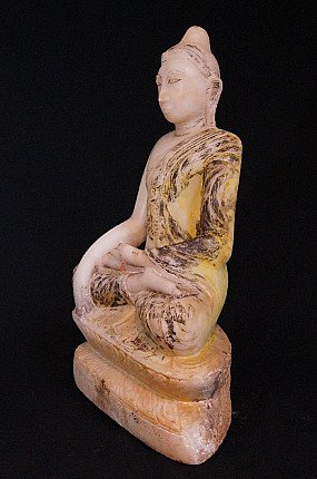 Zittend marmeren Boeddhabeeld uit Myanmar, driekwartaanzicht met zicht op de sokkel