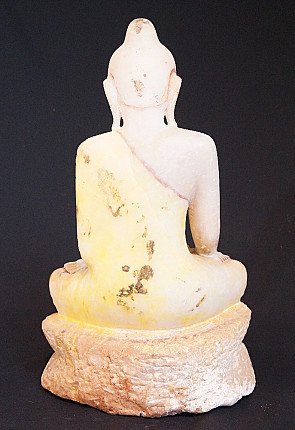 Achterzijde van het zittende marmeren Boeddhabeeld uit Myanmar met verkleuringen op de rug