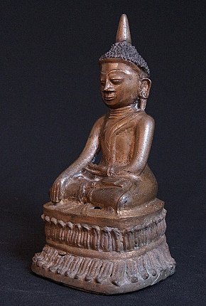 Shan-Buddha-Statue aus Burma (Myanmar) aus Bronze, sitzend, Dreiviertelansicht von links