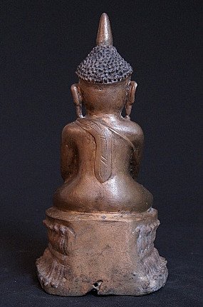 Antike Buddha-Statue aus Burma (Myanmar) in Bronze, Rückansicht mit Gewand- und Sockeldetails