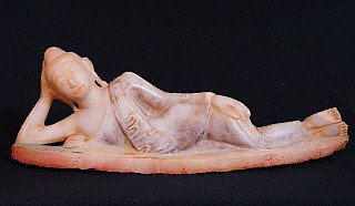 Liegende Mandalay-Buddha-Statue aus Marmor aus Burma (Myanmar), 19. Jh., Seitenansicht