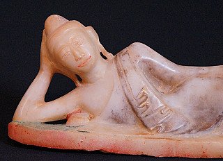 Marmorstatue eines liegenden Buddha aus Myanmar, Detail von Gesicht und Oberkörper mit Stützarm
