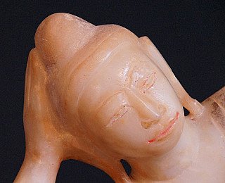 Kopfdetail der liegenden Mandalay-Buddha-Statue aus Marmor, mit geschlossenen Augen