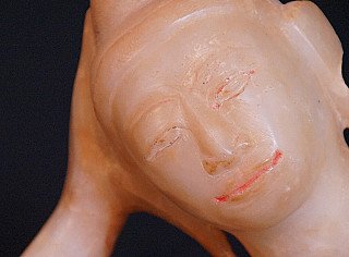 Gesichtsdetail der liegenden Buddha-Statue, Marmor mit roten Akzenten an den Lippen