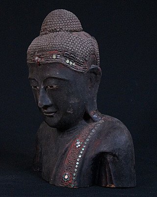 Boeddhahoofd in hout uit Myanmar, Mandalay-stijl, driekwart links met schouder en sjerpdetail