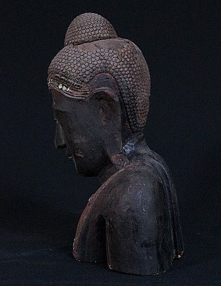 Houten Boeddhahoofd uit Birma, Mandalay-traditie, linker zijaanzicht met oor en haarlokken