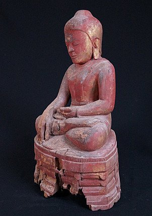 Holz-Buddha-Statue aus Myanmar (Bagan), Dreiviertelansicht mit herabreichender Hand zur Basis