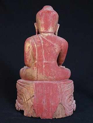 Hölzerne Buddha-Statue, Rückansicht mit Gewandfalten und beschädigtem Sockel