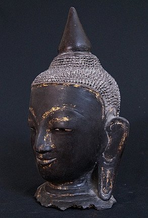 Lakwerk Boeddhahoofd uit Myanmar in driekwartaanzicht links, met lang oor en gouden slijtsporen