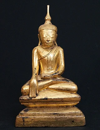 Antike Shan-Buddha-Statue aus Holz aus Burma, sitzend in Bhūmisparśa-Mudrā, Frontalansicht