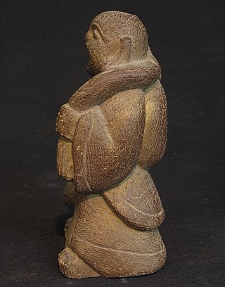 Houten Happy Buddha-beeld, linker zijaanzicht met zicht op rugbundel en draagstok