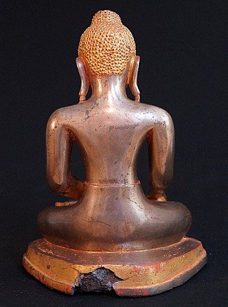 Arakan Boeddhabeeld in brons uit Myanmar, achteraanzicht met brede schouders en basis