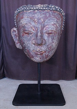 Antiek Shan Boeddhahoofd uit Birma (Myanmar) in stucwerk, frontaal op standaard