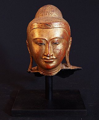 Bronzen Boeddhahoofd uit Birma (Myanmar), Mandalay-stijl, vooraanzicht op sokkel