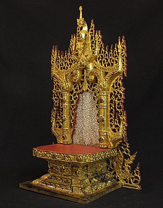 Antieke Boeddha troon