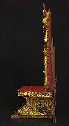 Antieke Boeddha troon