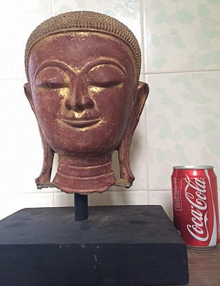 Boeddha-hoofd uit Myanmar in lakwerk, licht gedraaid aanzicht met zwarte sokkel