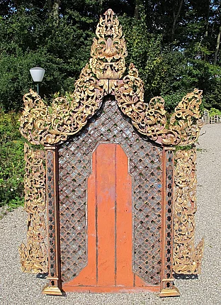 Antikes Shan-Wandpaneel aus Myanmar, 19. Jh., Frontansicht mit durchbrochenem Schnitzwerk