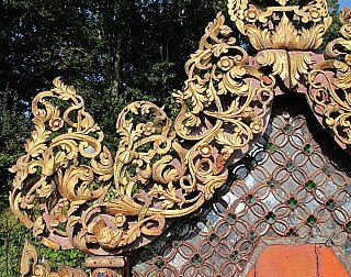Left upper corner of the Shan wall panel with gilded scrolling wood carving