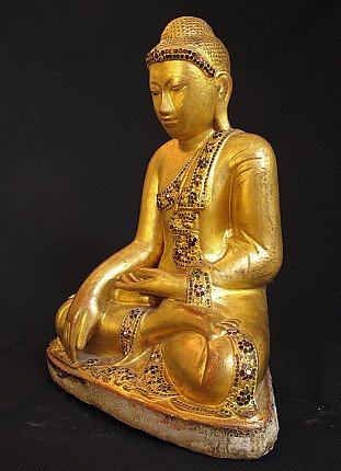 Buddha-Statue aus Marmor aus Myanmar im Mandalay-Stil, Dreiviertelansicht mit eingelegtem Gewand