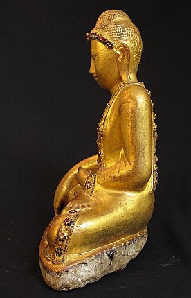 Mandalay-Buddha-Statue aus Marmor, Seitenansicht mit langen Ohrläppchen und Vergoldung