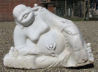 Marmeren Happy Buddha uit Birma (Myanmar), liggende houding met zichtbaar buikje en glimlach