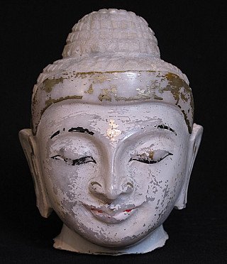 Marmeren Boeddhahoofd uit Birma (Myanmar), vooraanzicht met resten van vergulding op de haarband