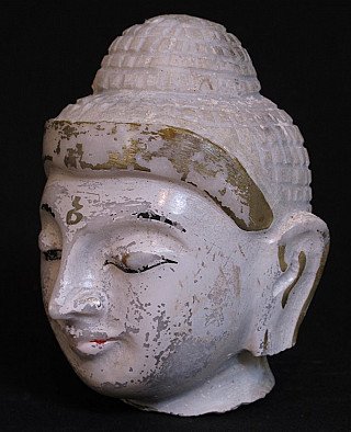 Boeddhahoofd in marmer uit Birma (Myanmar), driekwartaanzicht links met oor en haarband