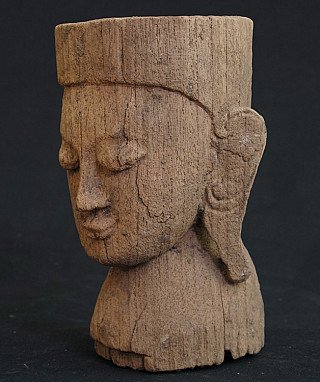 Houten Boeddhahoofd uit Birma (Myanmar), 19e eeuw, linkerzijaanzicht met oor en haarlijn